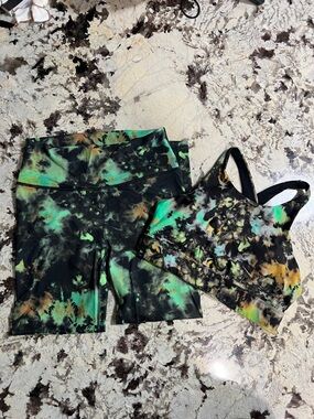 Women’s power hold leggings with matching bra top (2) pieces worn twice.